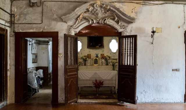 Sinuose balconate, antiche edicole, affreschi nascosti:  il sorprendente Palazzo d'Amelj